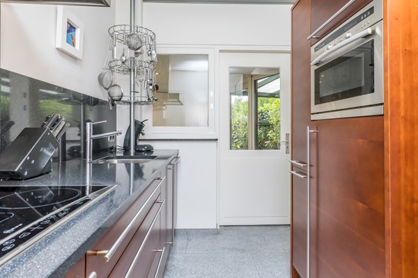 Foto - Te koop: Karakteristiek wonen met de duurzaamheid van nu! Verrassend ruime tussenwoning (1938) met 5 slaapkamers, hybride warmtepomp en Energielabel A nabij het centrum van Heerlen. 